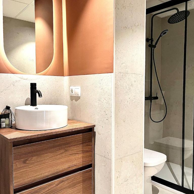 Luxury Escape by the Beach and City Center - Three-Bedroom Apartment - 17