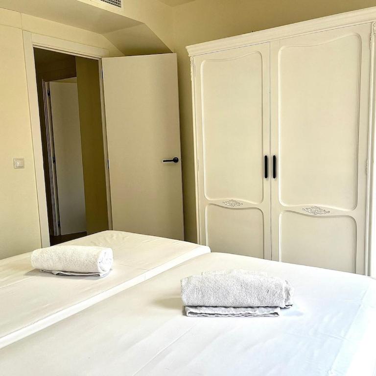 Luxury Escape by the Beach and City Center - Three-Bedroom Apartment - 24