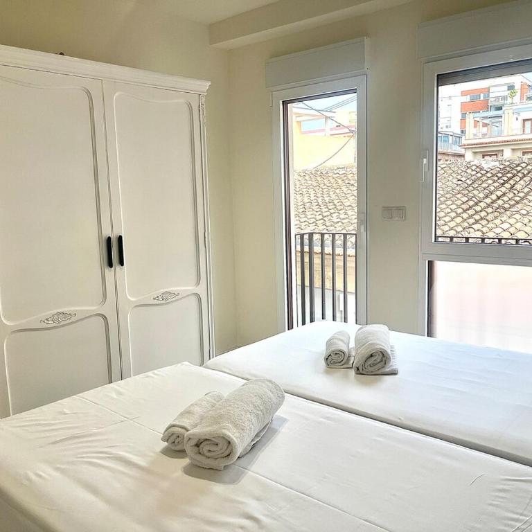 Luxury Escape by the Beach and City Center - Three-Bedroom Apartment - 28