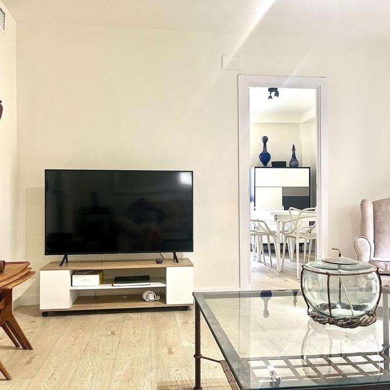 Luxury Escape by the Beach and City Center - Three-Bedroom Apartment - 29