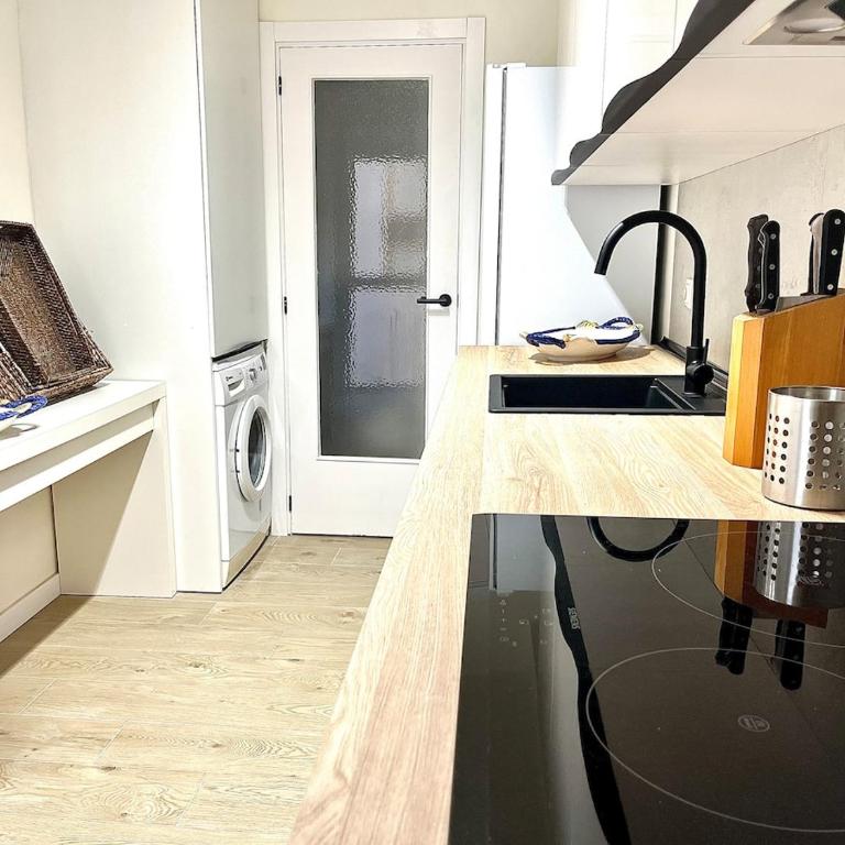 Luxury Escape by the Beach and City Center - Three-Bedroom Apartment - 31