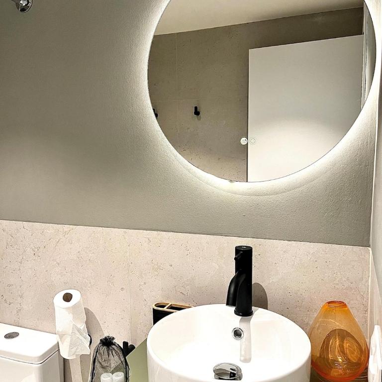 Luxury Escape by the Beach and City Center - Three-Bedroom Apartment - 35