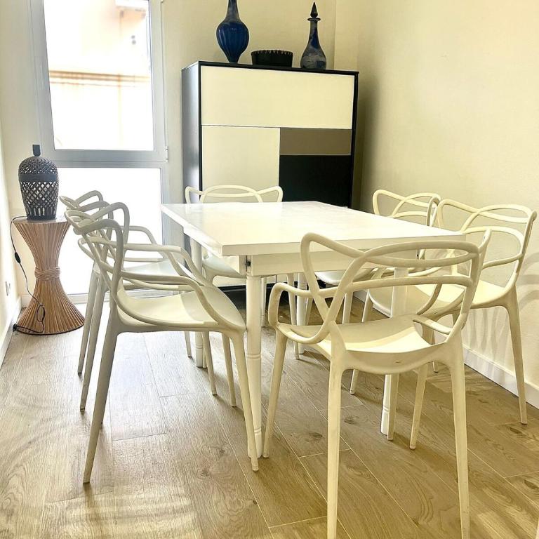 Luxury Escape by the Beach and City Center - Three-Bedroom Apartment - 36
