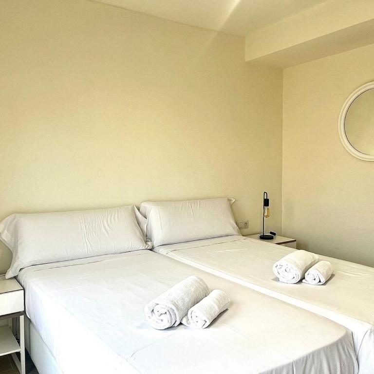 Luxury Escape by the Beach and City Center - Three-Bedroom Apartment - 38