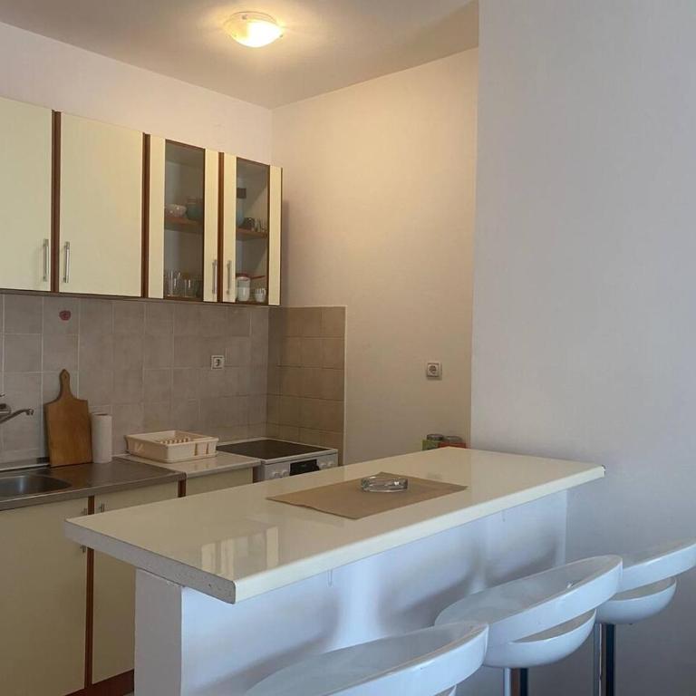 Peaceful Apartment with a Sea View, in Becici - One-Bedroom Apartment - 4