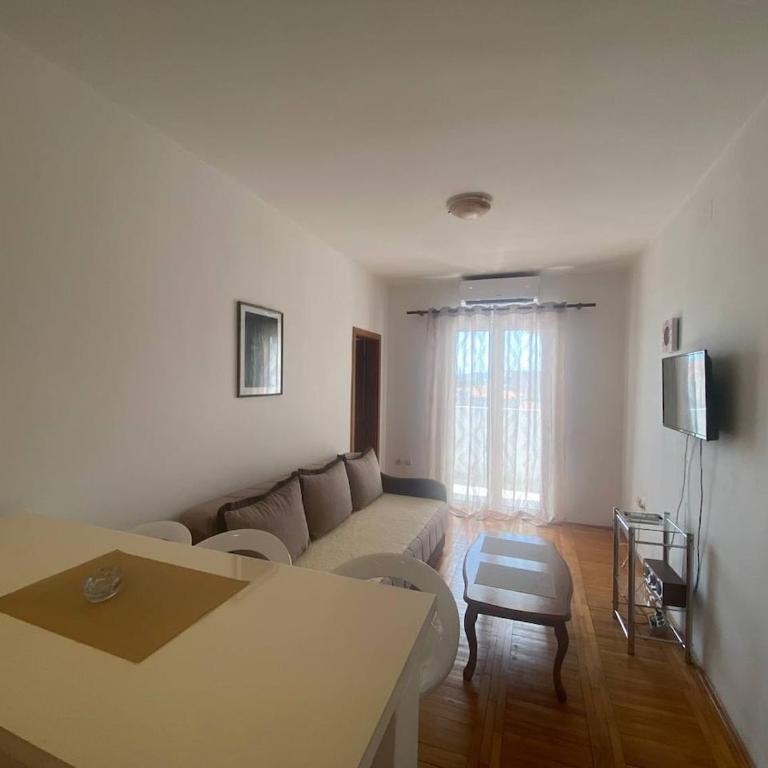 Peaceful Apartment with a Sea View, in Becici - One-Bedroom Apartment - 9