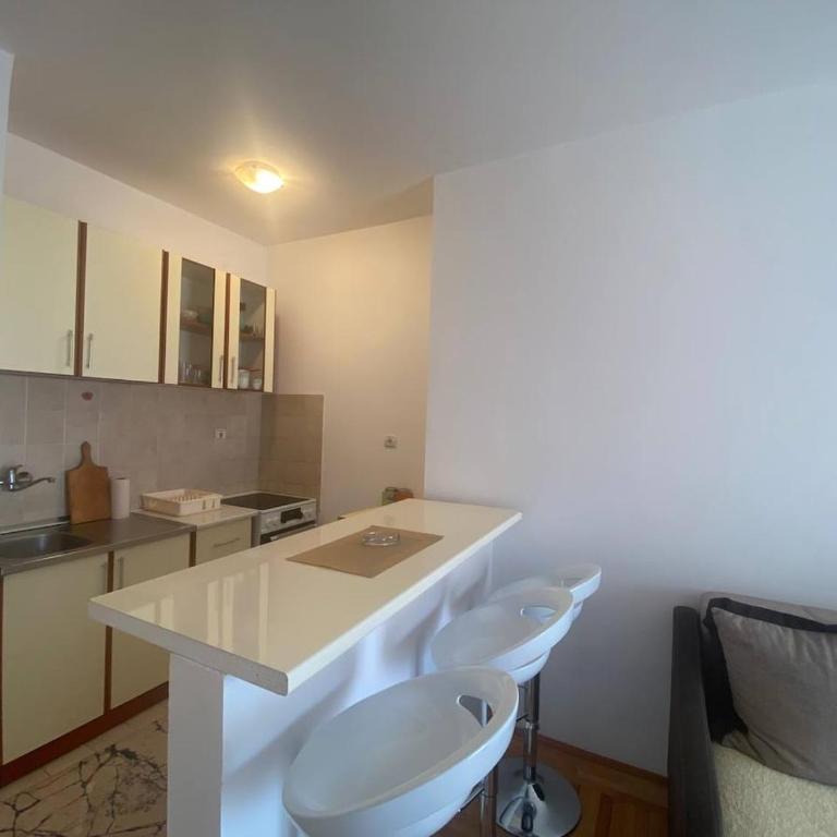 Peaceful Apartment with a Sea View, in Becici - One-Bedroom Apartment - 10
