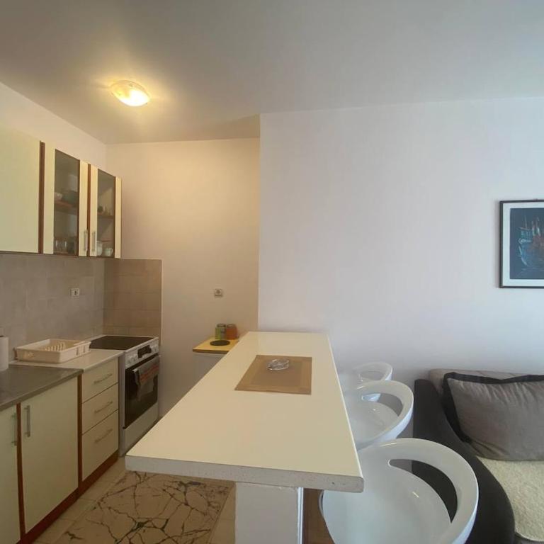 Peaceful Apartment with a Sea View, in Becici - One-Bedroom Apartment - 12