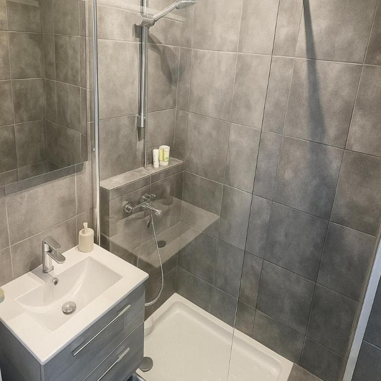 STUDIO 4 COUCHAGES - À 12 min de la plage à pied - Wifi inclus - parking et linge en option - One-Bedroom Apartment - 9