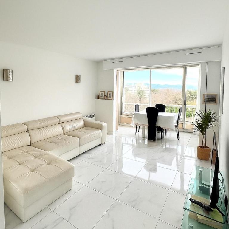 STUDIO 4 COUCHAGES - À 12 min de la plage à pied - Wifi inclus - parking et linge en option - One-Bedroom Apartment - 1