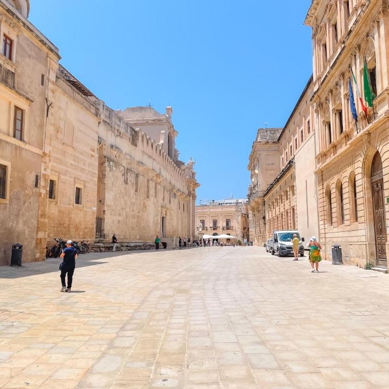 Deco' Home - Ortigia al Duomo whit Terrace - Appartamento con 3 Camere da Letto - 72