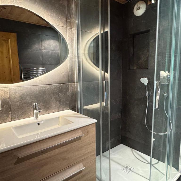 Appartement 3 chambres avec balcon, proche des pistes, parking, WiFi, TV avec Netflix et Amazon. - Appartamento con 3 Camere da Letto - 10