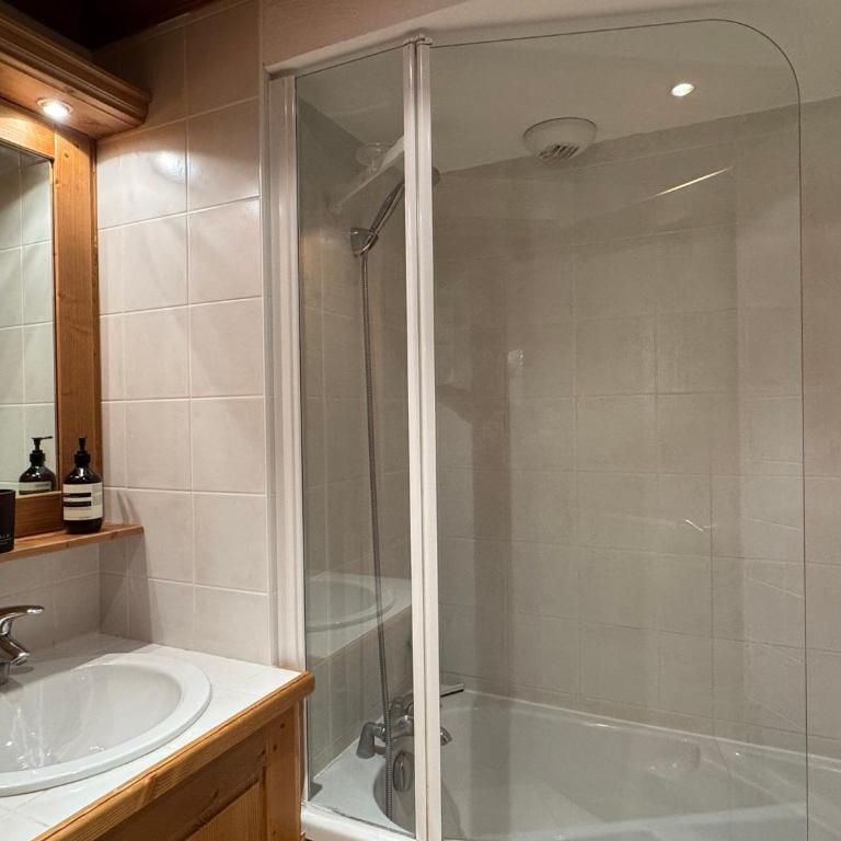 Appartement 3 chambres avec balcon, proche des pistes, parking, WiFi, TV avec Netflix et Amazon. - Appartamento con 3 Camere da Letto - 13