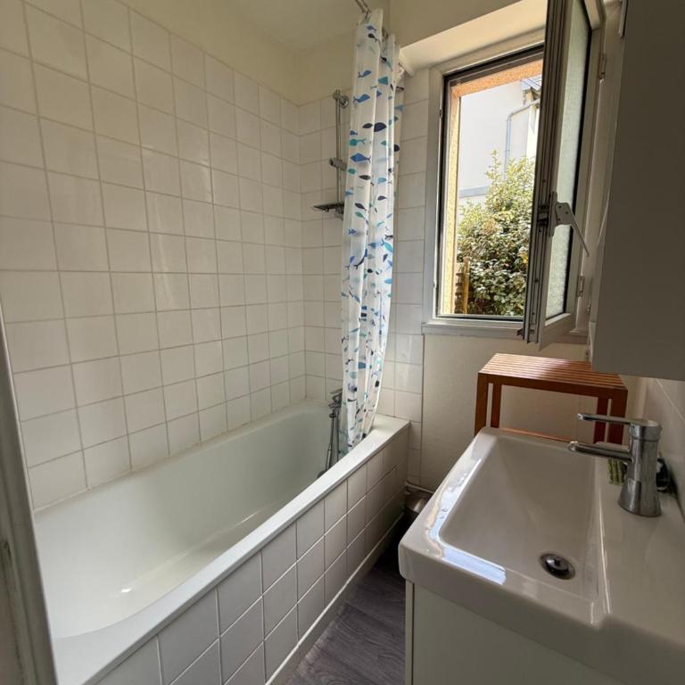 Charmant T2 à 2 min de la mer, avec Jardin Privé et clôturé, Parking, à proximité du Centre-Ville - One-Bedroom Apartment - 10