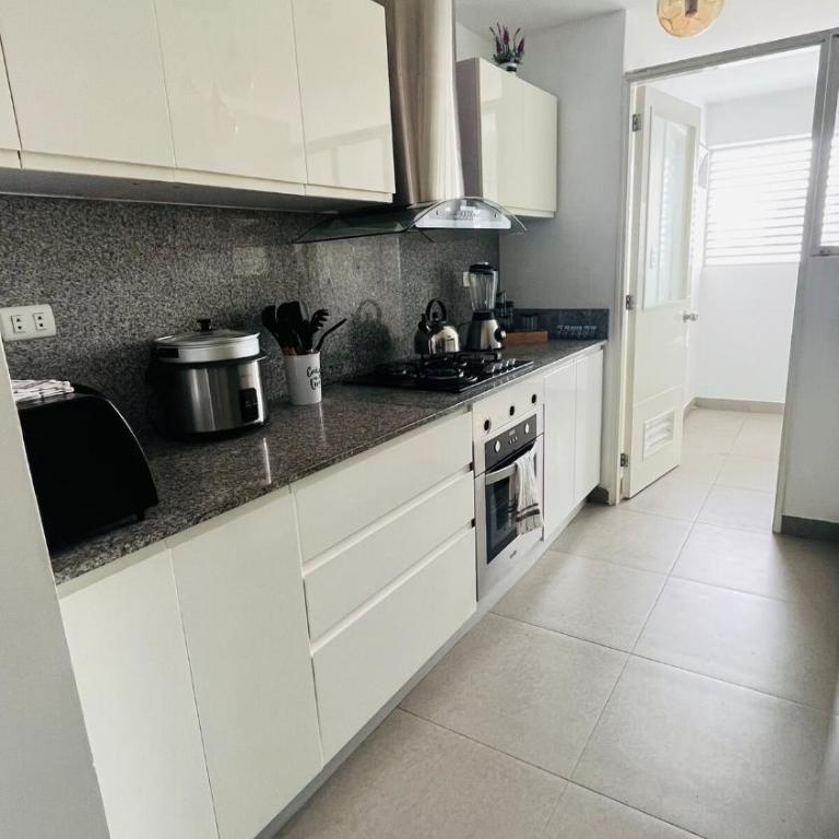 A 15 minutos del aeropuerto cómodo y moderno departamento de 3 habitaciones independientes y 2 baños - Apartment - 10