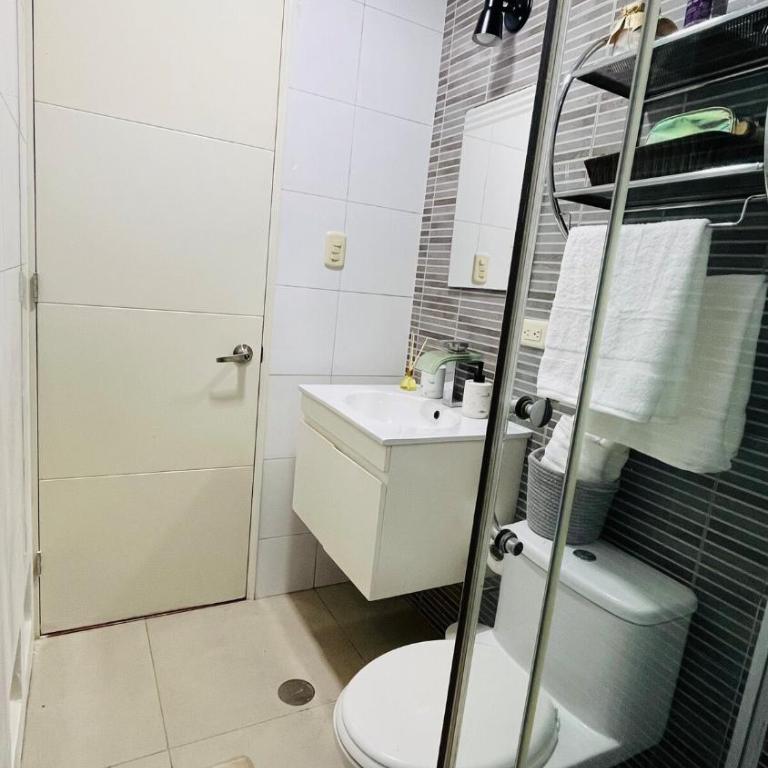 A 15 minutos del aeropuerto cómodo y moderno departamento de 3 habitaciones independientes y 2 baños - Apartment - 17