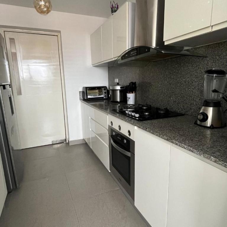 A 15 minutos del aeropuerto cómodo y moderno departamento de 3 habitaciones independientes y 2 baños - Apartment - 20