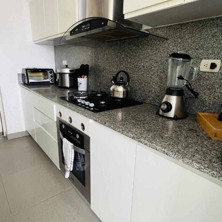 A 15 minutos del aeropuerto cómodo y moderno departamento de 3 habitaciones independientes y 2 baños - Apartment - 23