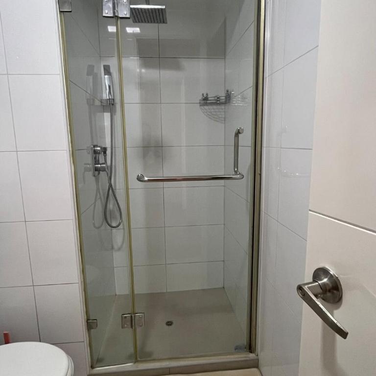 A 15 minutos del aeropuerto cómodo y moderno departamento de 3 habitaciones independientes y 2 baños - Apartment - 26