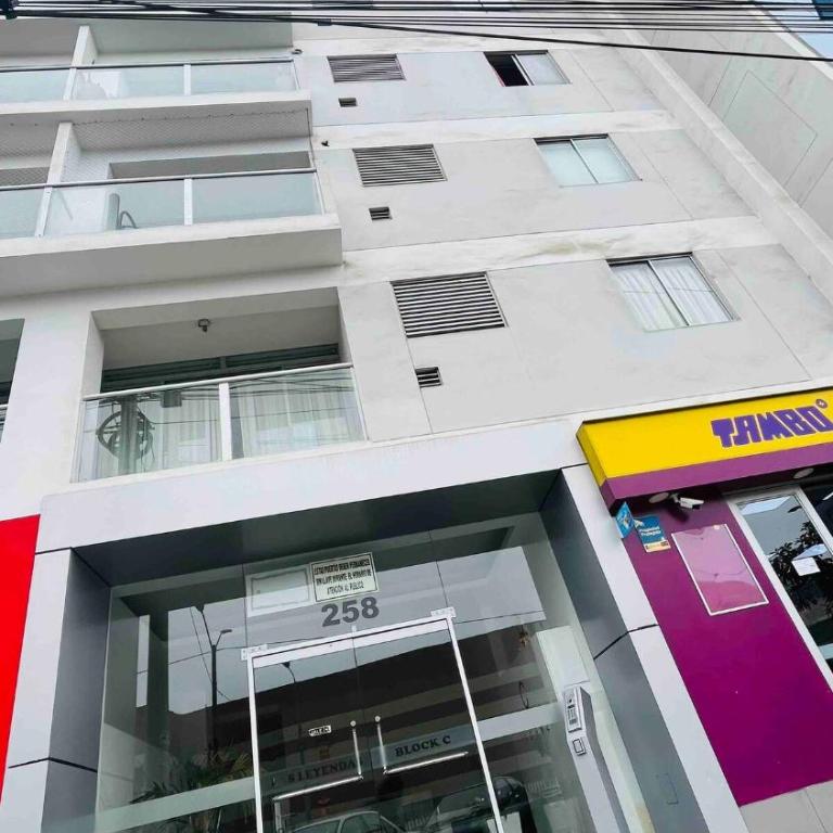 A 15 minutos del aeropuerto cómodo y moderno departamento de 3 habitaciones independientes y 2 baños - Apartment - 4