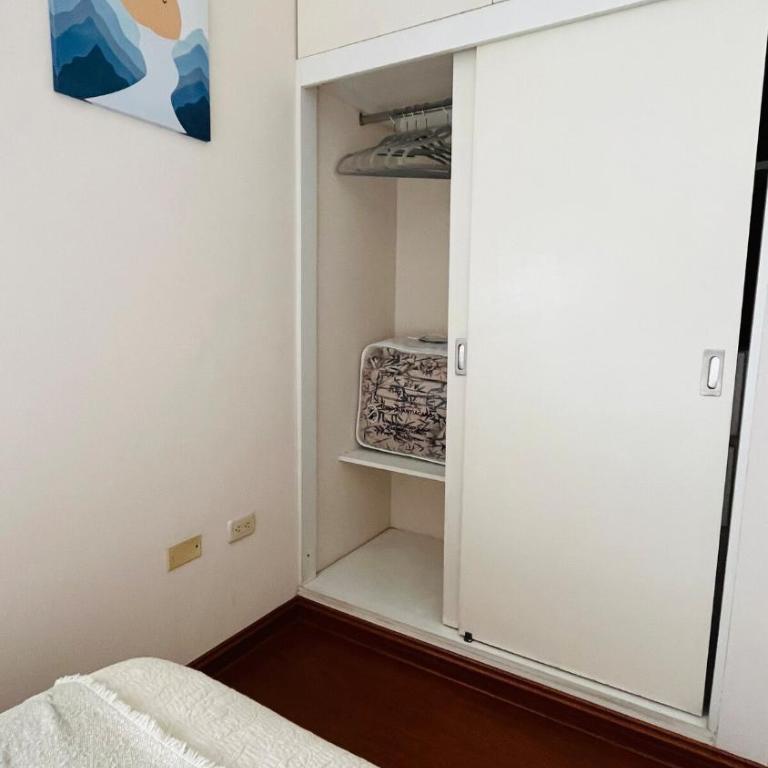 A 15 minutos del aeropuerto cómodo y moderno departamento de 3 habitaciones independientes y 2 baños - Apartment - 31