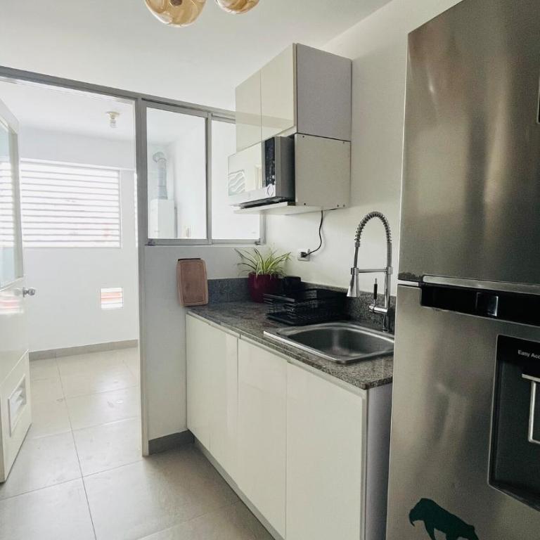 A 15 minutos del aeropuerto cómodo y moderno departamento de 3 habitaciones independientes y 2 baños - Apartment - 40