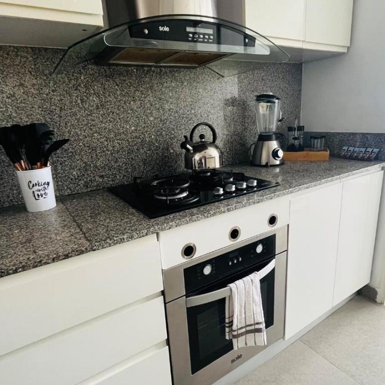 A 15 minutos del aeropuerto cómodo y moderno departamento de 3 habitaciones independientes y 2 baños - Apartment - 45