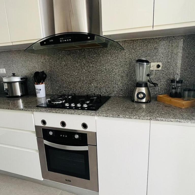 A 15 minutos del aeropuerto cómodo y moderno departamento de 3 habitaciones independientes y 2 baños - Apartment - 46