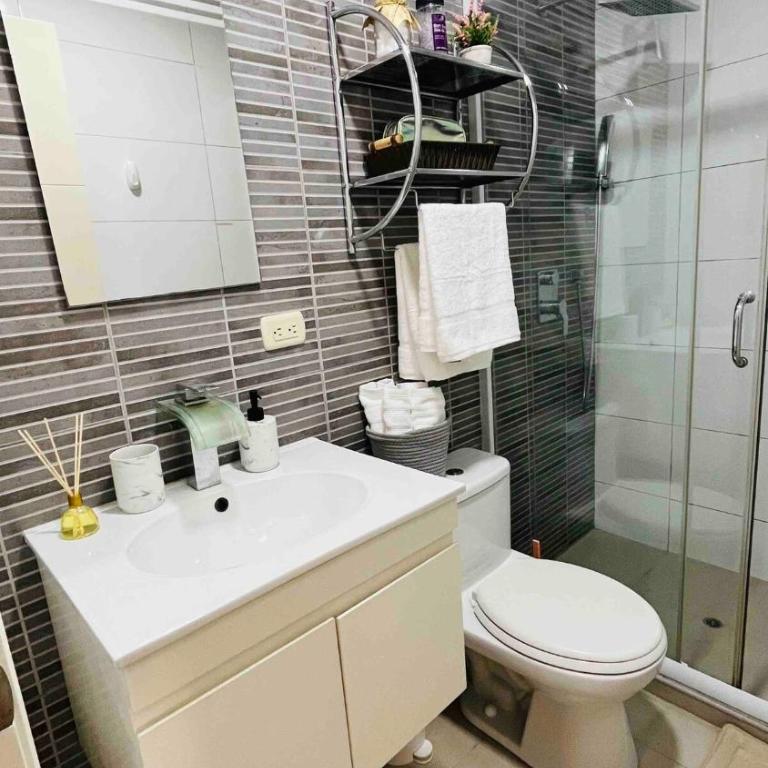 A 15 minutos del aeropuerto cómodo y moderno departamento de 3 habitaciones independientes y 2 baños - Apartment - 48