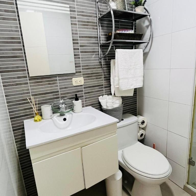 A 15 minutos del aeropuerto cómodo y moderno departamento de 3 habitaciones independientes y 2 baños - Apartment - 54