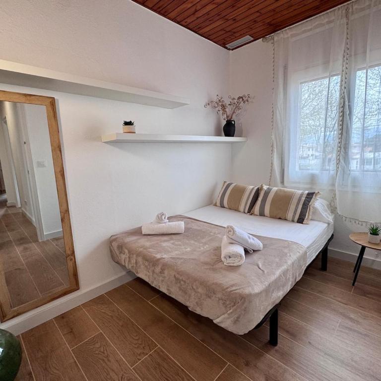 Villa Gorgot with a pool and private parking - Villa - 25