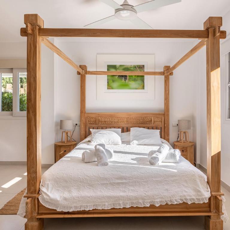 Villa Carlota - Six-Bedroom House - 32