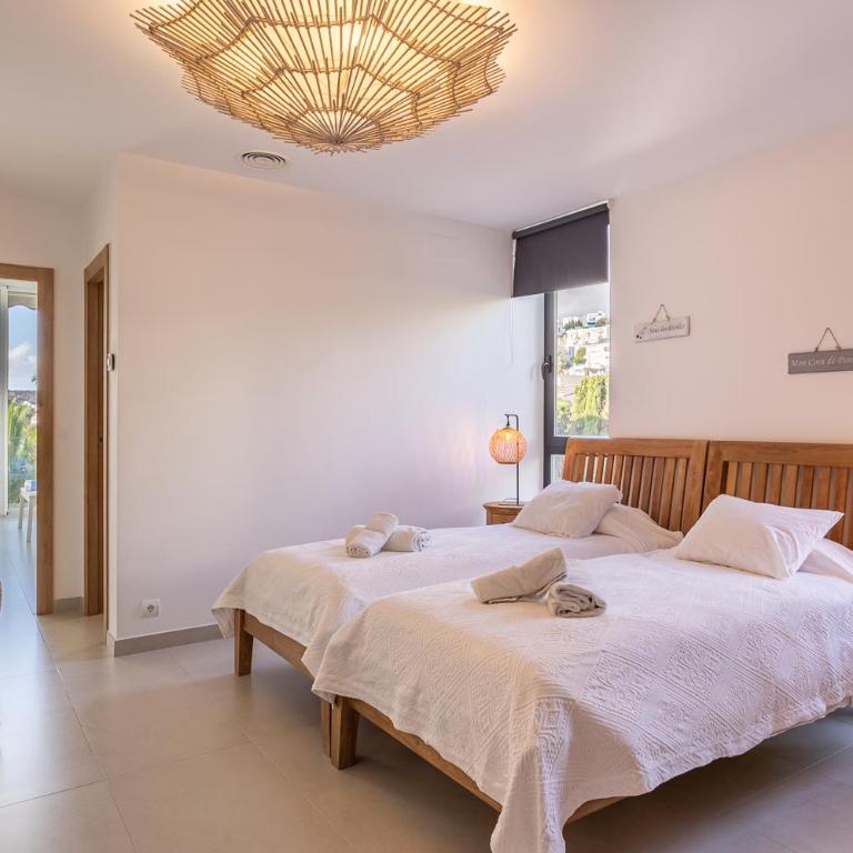 Villa Carlota - Six-Bedroom House - 31