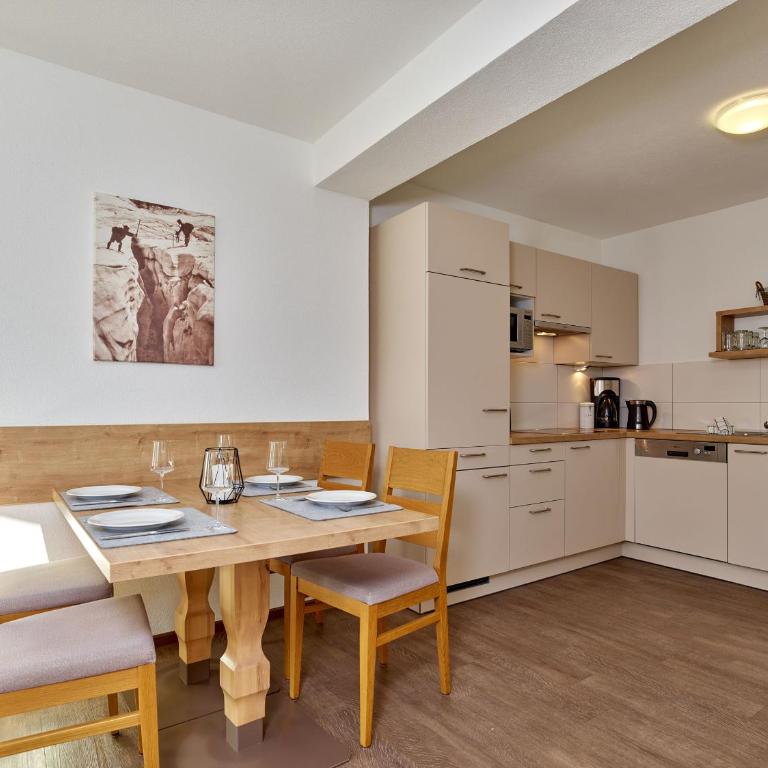 Appartement Gästehaus Bergkristall - Apartment mit 2 Schlafzimmern und Balkon - 10