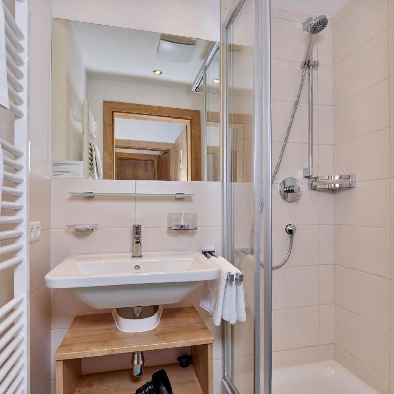 Appartement Gästehaus Bergkristall - Apartment mit 2 Schlafzimmern und Balkon - 8