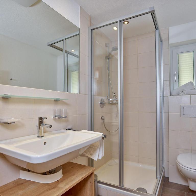 Appartement Gästehaus Bergkristall - Apartment mit 2 Schlafzimmern und Balkon - 11