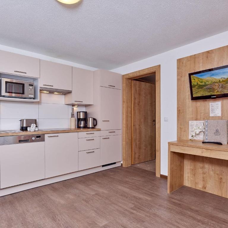 Appartement Gästehaus Bergkristall - Standard Apartment mit 2 Schlafzimmern und Balkon - 9