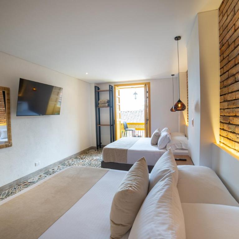Casa Serafin Hotel - Quadruple Room with Balcony - 5