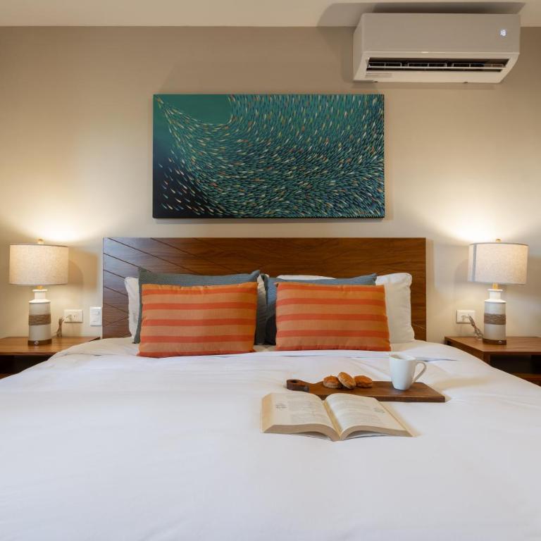 Paramar Black - One-Bedroom Apartment with Balcony - 4