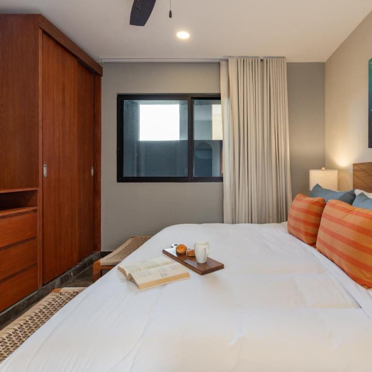 Paramar Black - One-Bedroom Apartment with Balcony - 18