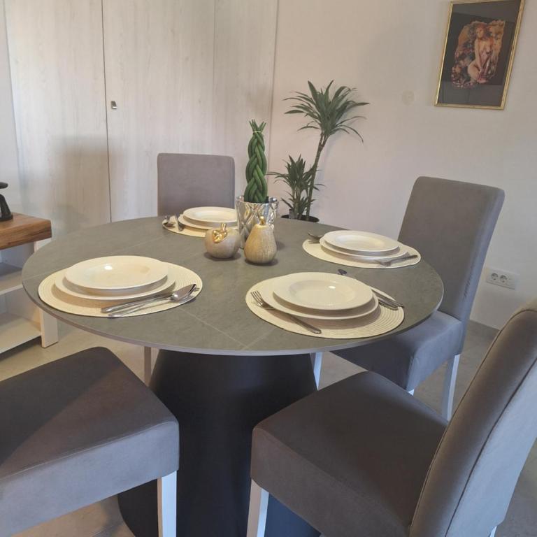 Iva Lux - One-Bedroom Apartment - 17