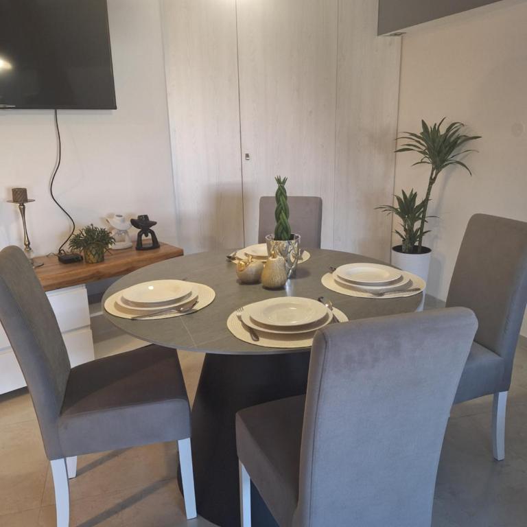 Iva Lux - One-Bedroom Apartment - 18