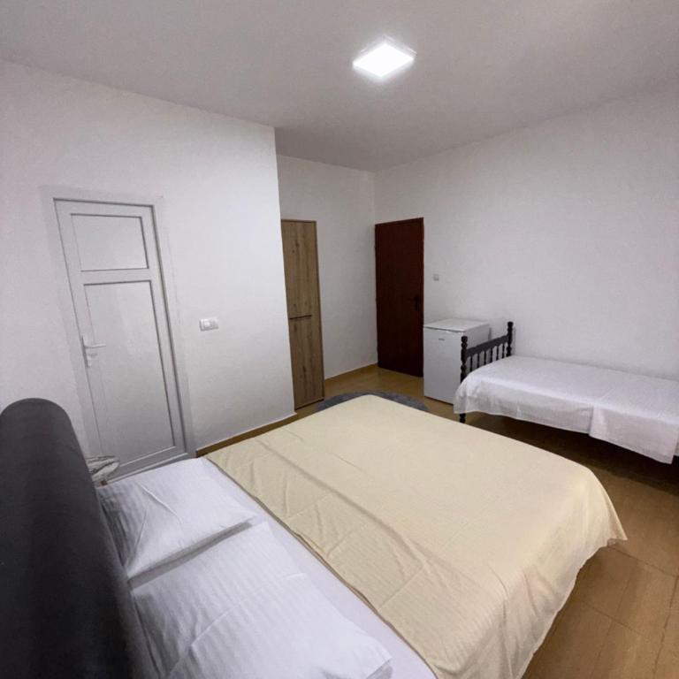 Apartments Lazo - Triple Room with Private Bathroom - 2