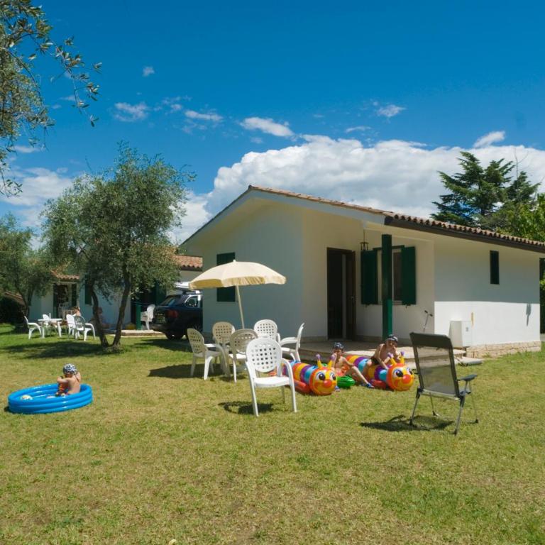 Camping Cisano - San Vito - Casa con 2 Camere da Letto - 1