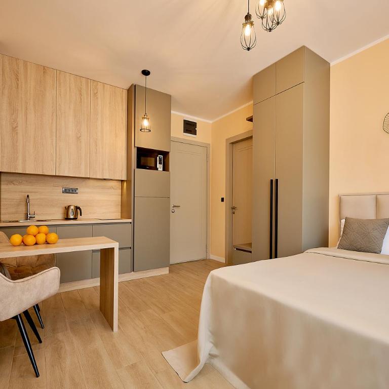 Casa Al Mare Residence, private studio, 1-st line, swimming pool - Studio with Mountain View - 16