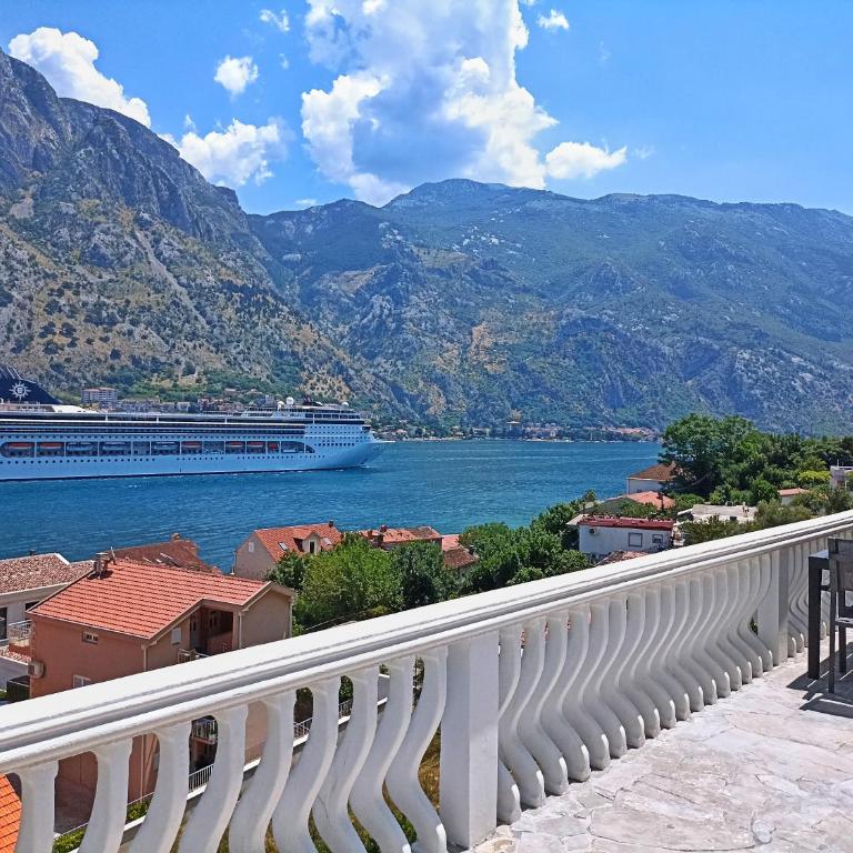 Spacious apartment Kotor - Three-Bedroom Apartment - 2