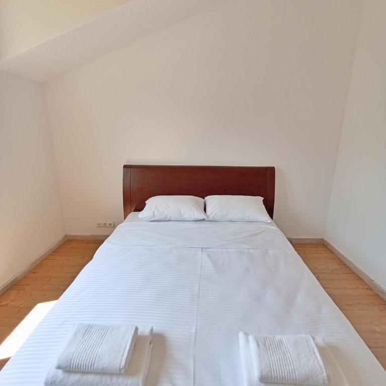 Spacious apartment Kotor - Three-Bedroom Apartment - 11