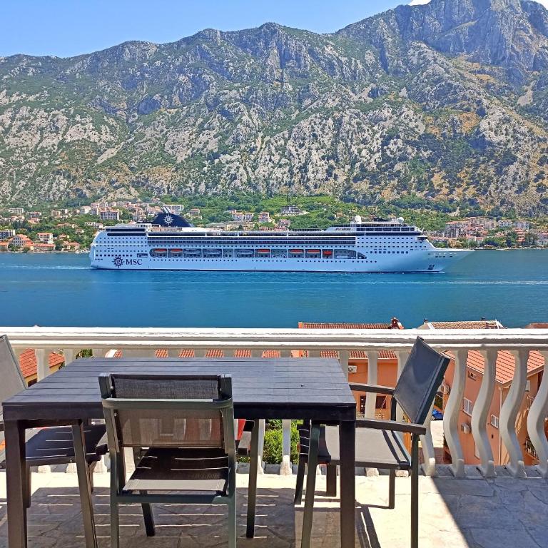 Spacious apartment Kotor - Three-Bedroom Apartment - 1