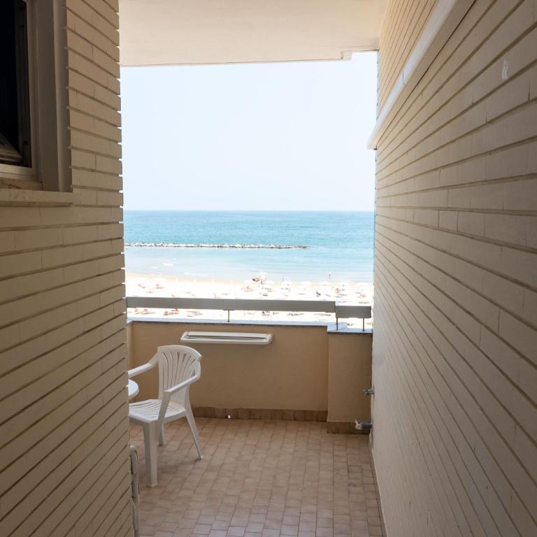 Hotel Adriatica sul Mare - Camera Matrimoniale/Doppia con Letti Singoli con Vista Mare - 14