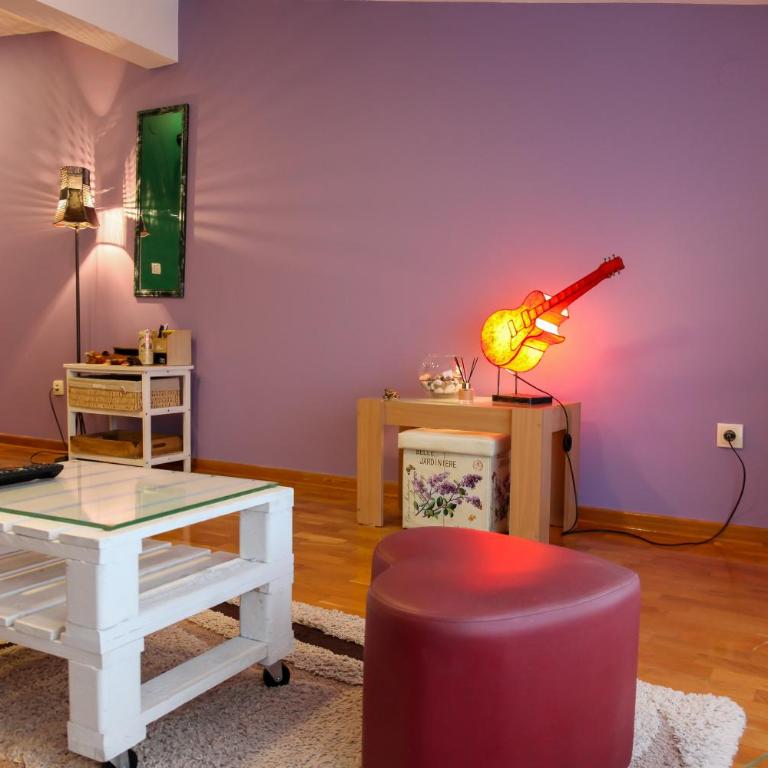 Purple and Green - One-Bedroom Apartment - 10
